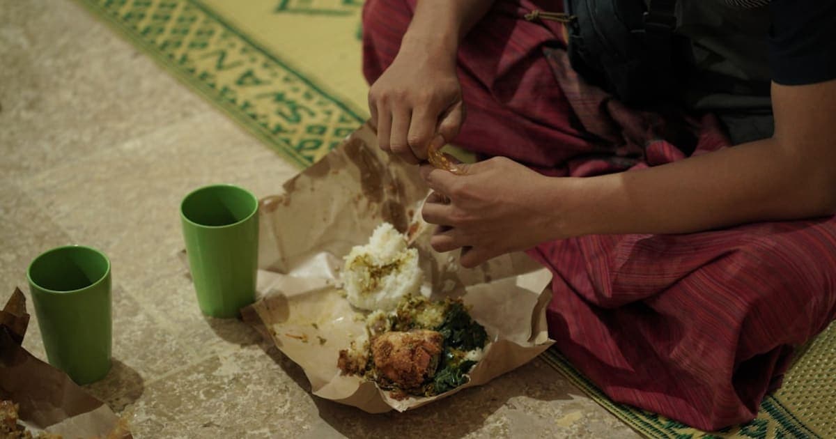Eating and Sleeping in the Sukkah